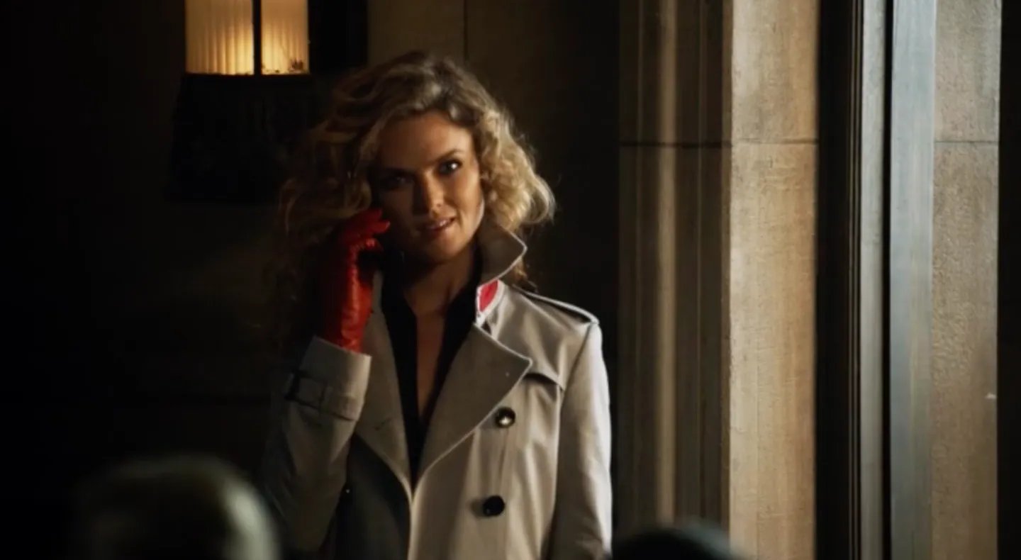 Barbara (Erin Richards) darf sich in den Farben Harley Quinns kleiden. &copy; FOX