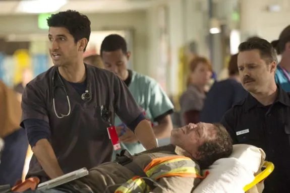 Raza Jaffrey (l.) spielt Leannes Konkurrenten Neal Hudson. &copy; CBS
