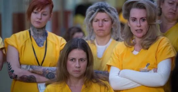 Jenna Fischer und Megan Mullally hinter Gittern © Sky 1/ NBC