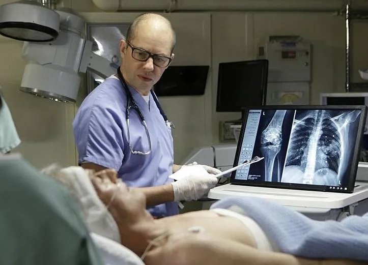Jon Cryer als Dr. Cyril Taft in %26bdquo;Stop the Bleeding%26ldquo;. &copy; CBS