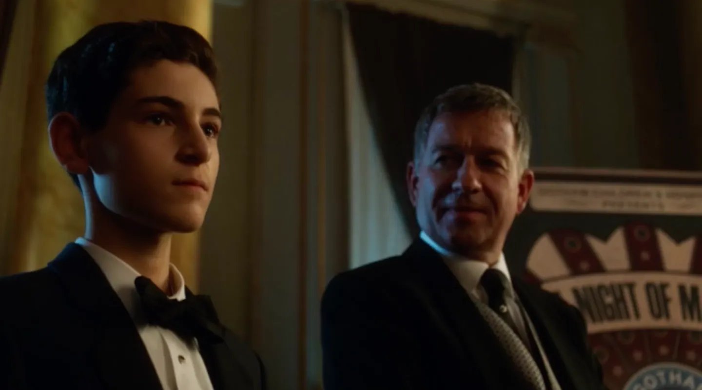 Bruce (David Mazouz) und Alfred (Sean Pertwee) lassen sich eine gute Magiershow natürlich nicht entgehen. &copy; FOX