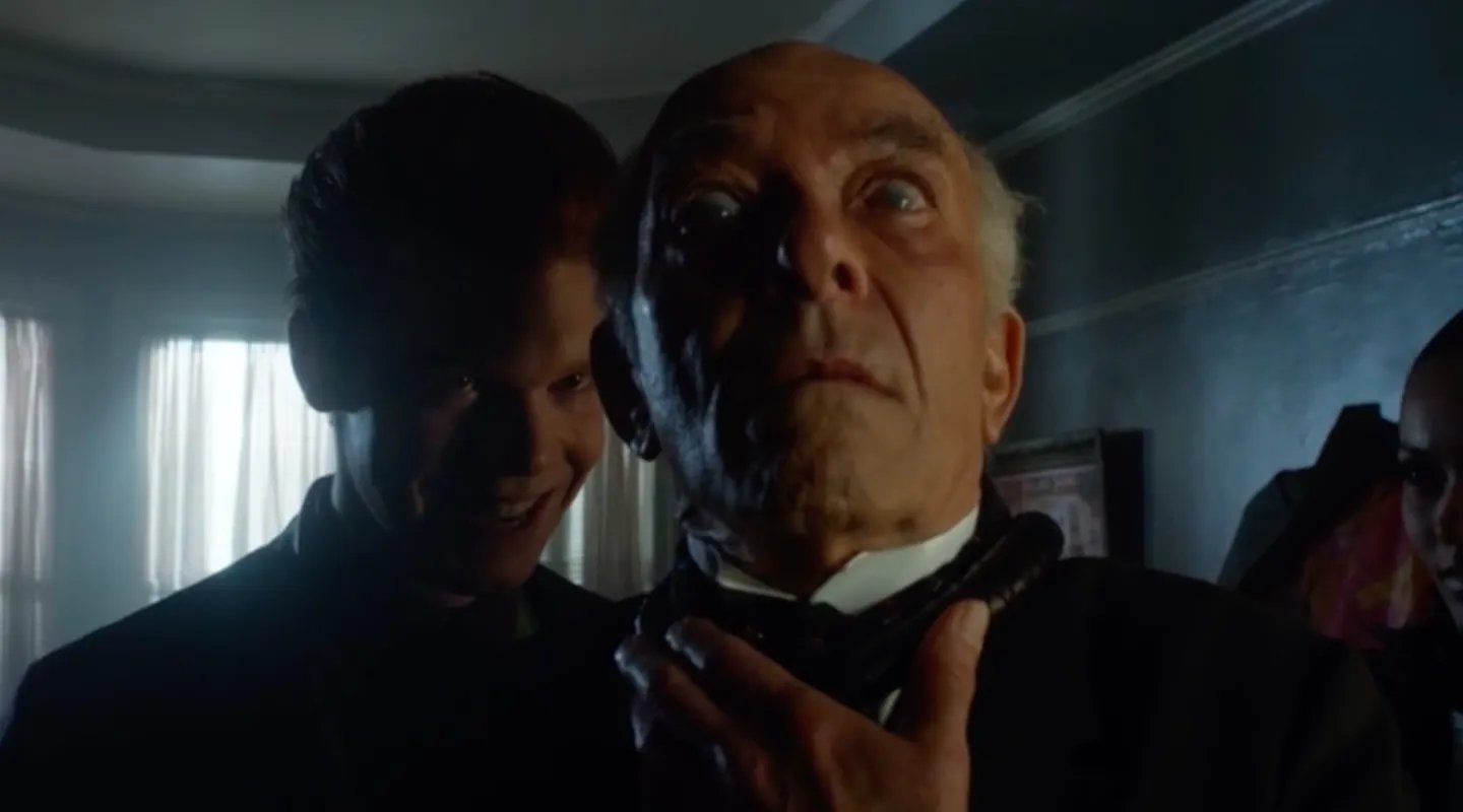 Jerome (Cameron Monaghan) lässt sich von seinem Vater (Mark Margolis) die Zukunft vorhersagen. &copy; FOX
