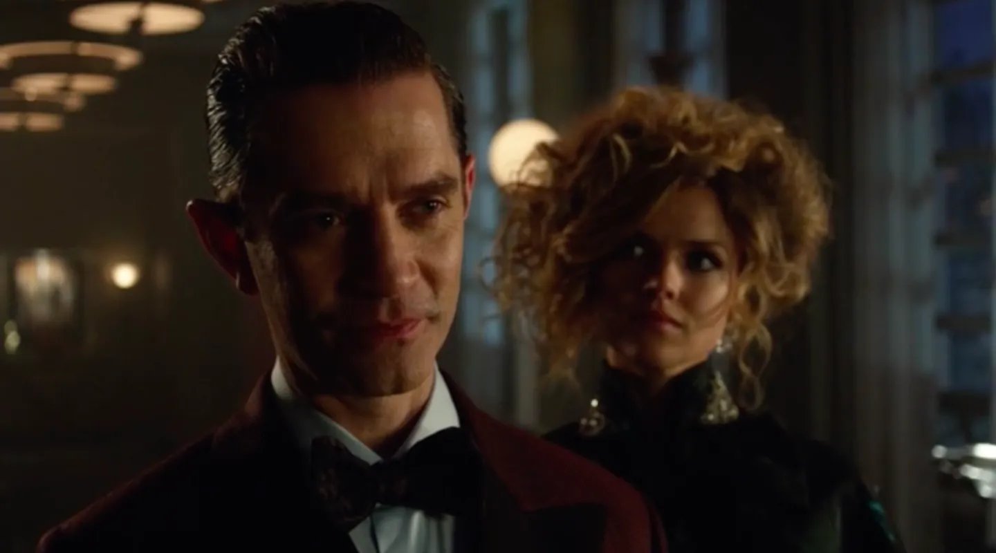 Theo (James Frain) und Babsi (Erin Richards) gehören zur neuen Bösewichtelite in %26bdquo;Gotham%26ldquo;. &copy; FOX