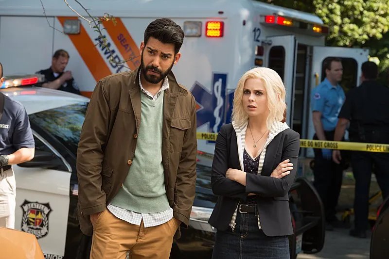 Rahul Kohli und Rose McIver in %26bdquo;iZombie%26ldquo; © The CW