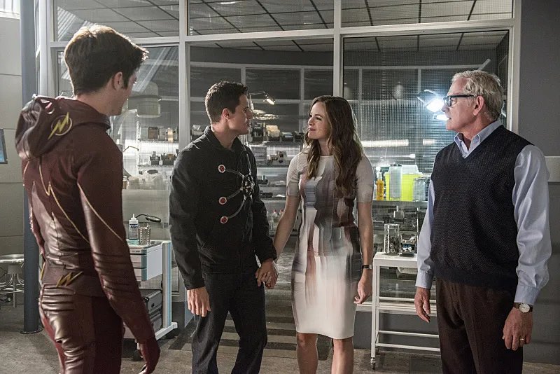 Grant Gustin; Robbie Amell; Danielle Panabaker und Victor Garber in %26bdquo;The Man Who Saved Central City%26ldquo; © The CW