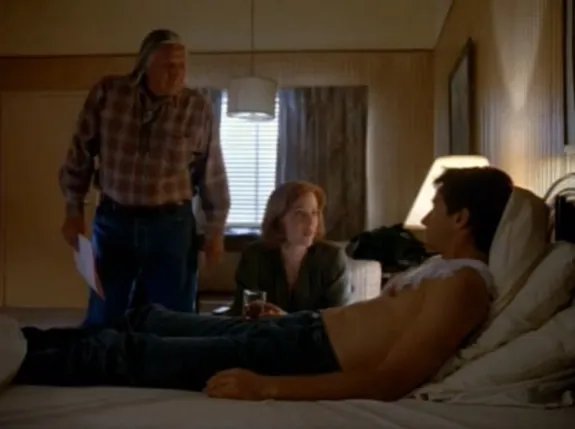 Albert (Floyd Westerman); Scully (Gillian Anderson) und Mulder (David Duchovny) &copy; FOX