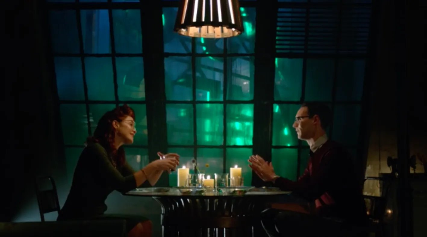 Zwischen Miss Kringle (Chelsea Spack) und Eddy (Cory Michael Smith) scheint es endlich zu funken. &copy; FOX