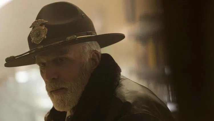 Hank Larsson (Ted Danson) trifft als einer der Ersten am Tatort ein. &copy; FX