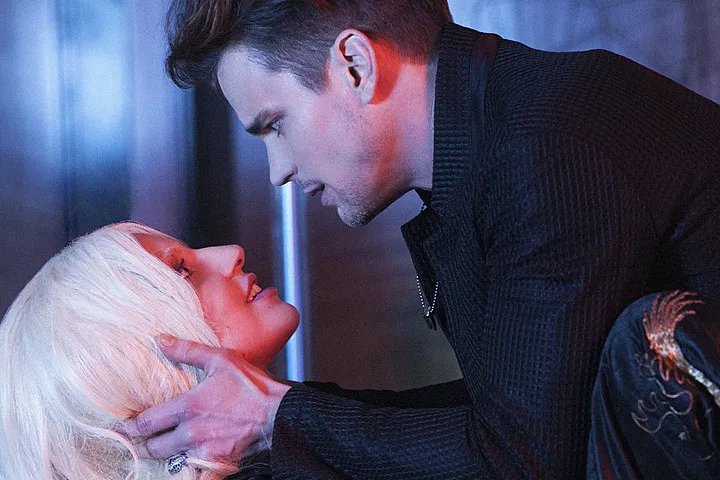 Countess Elizabeth (Lady Gaga) verabschiedet ihren bisherigen Lover Donovan (Matt Bomer). &copy; FX