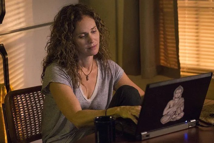 Laurie (Amy Brenneman) arbeitet an einem Buch über die %26bdquo;Guilty Remnant%26ldquo;. © HBO