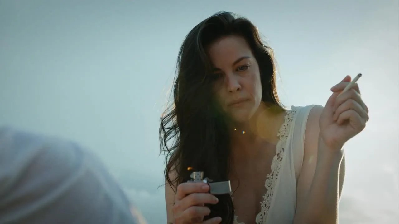 Die zur Anführerin avancierte Meg (Liv Tyler) verpasst Tommy einen drastischen Denkzettel. © HBO