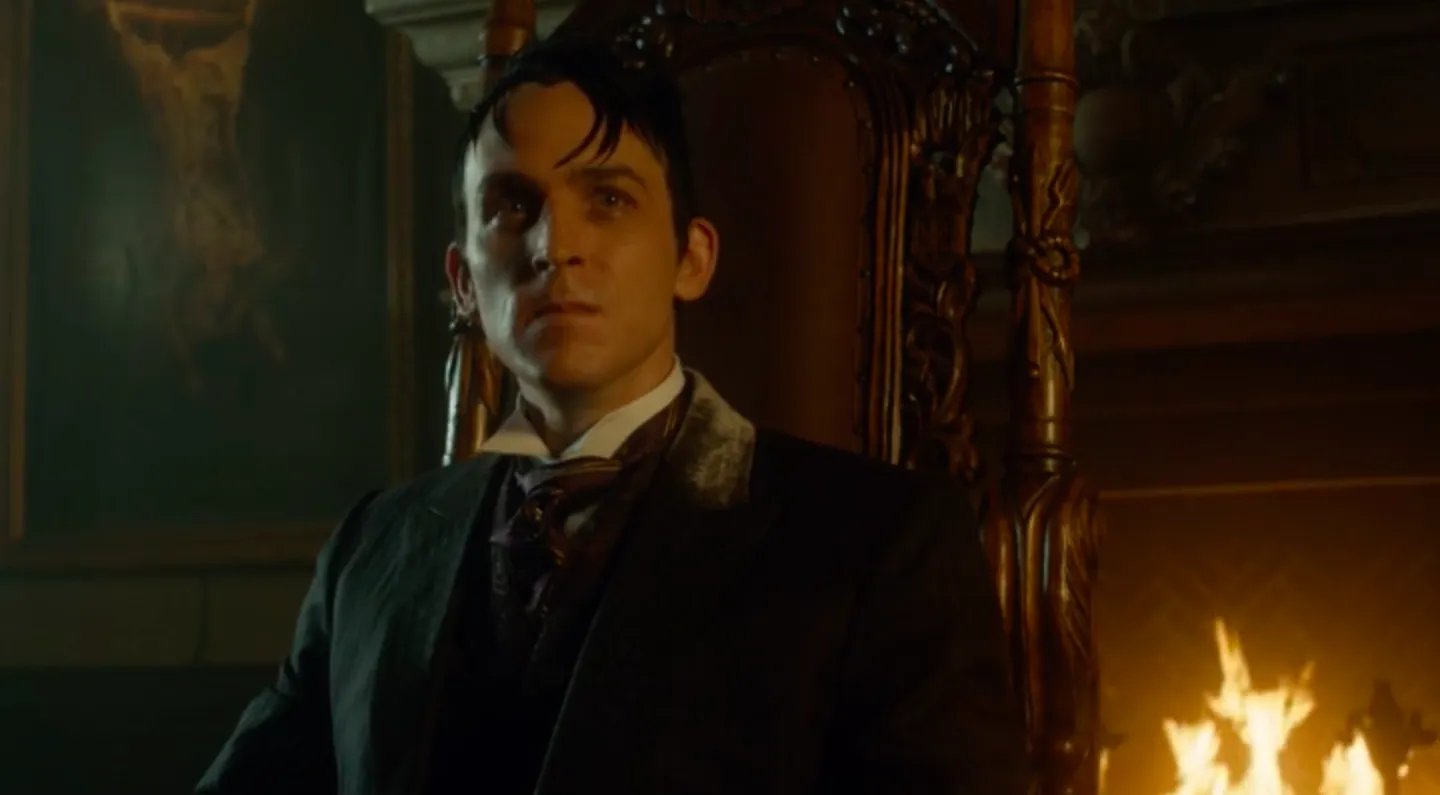 Der Pinguin (Robin Lord Taylor) entdeckt ein interessantes Stück Geschichte. &copy; FOX