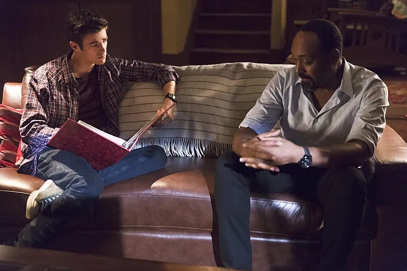 Barry (Grant Gustin) und Joe (Jesse L. Martin) in %26bdquo;Family of Rogues%26ldquo; &copy; The CW
