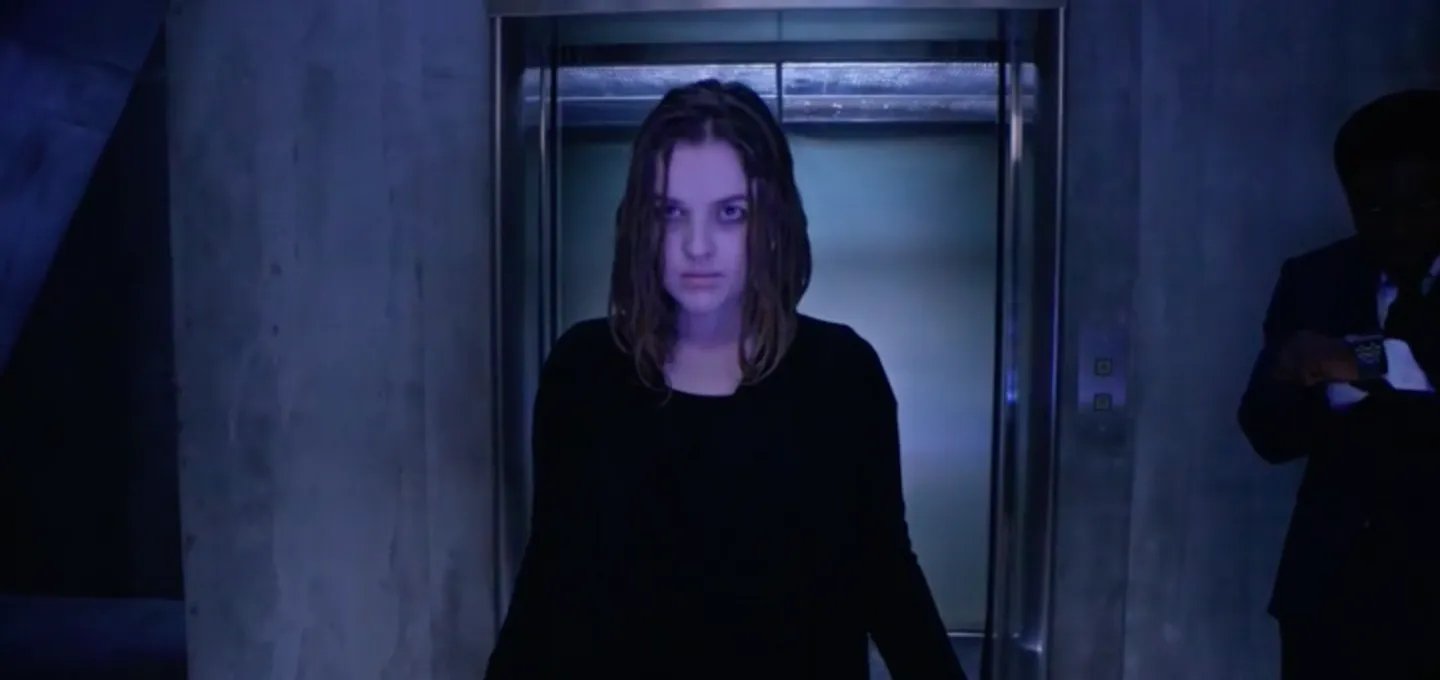 Phoebe (Aislinn Paul) ist nicht so begeistert von ihrem Bruder wie dieser von ihr. &copy; NBC