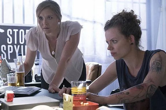 Laura (Sarah Sokolovic; l.) braucht die Hilfe von Hackerin Sabine (Janina Blohm-Sievers). &copy; Showtime