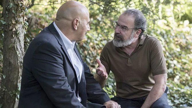 Saul (Mandy Patinkin; r.) macht dem syrischen General Youssef (Igal Naor) ein interessantes Angebot. &copy; Showtime