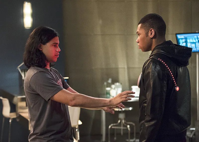 Cisco (Carlos Valdes) und Jax (Franz Drameh) in %26bdquo;The Fury of Firestorm%26ldquo;. © The CW