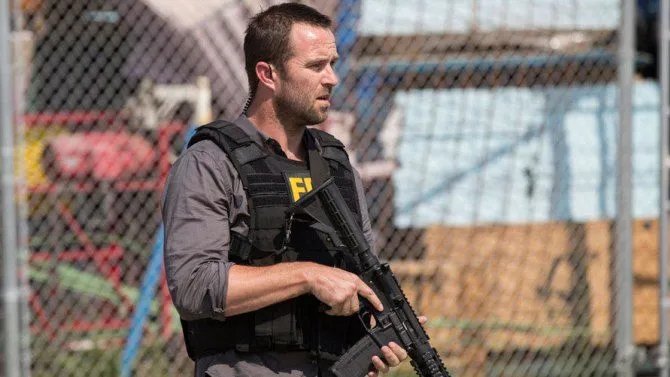 Weller (Sullivan Stapleton) bei der Arbeit © NBC