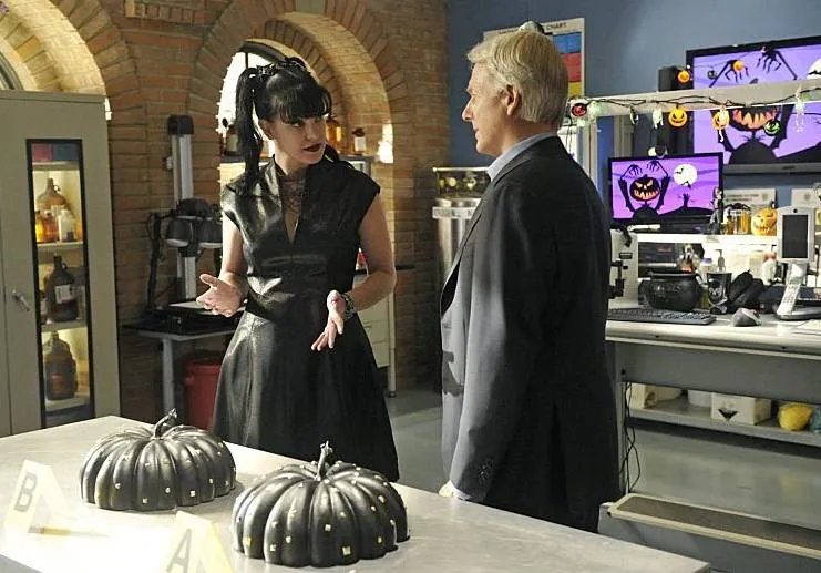 Trick or treat; Gibbs? Pauley Perrette und Mark Harmon in %26bdquo;Viral%26ldquo;. &copy; CBS