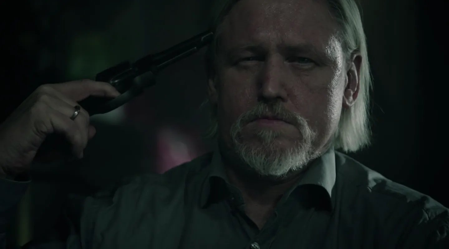 Zepter (Arved Birnbaum) hat noch nie beim russischen Roulette verloren! &copy; TNT Serie