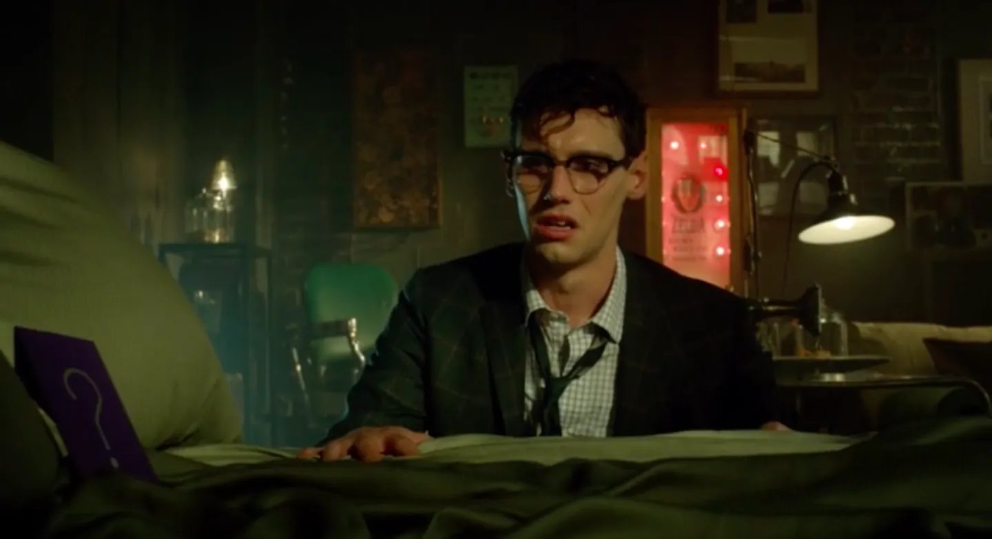 Edward Nygma (Cory Michael Smith) stellt sich selbst ein Rätsel. &copy; FOX