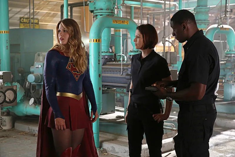 Supergirl (Melissa Benoist); Alex (Chyler Leigh) und Henshaw (David Harewood) in %26bdquo;Stronger Together%26ldquo; &copy; CBS