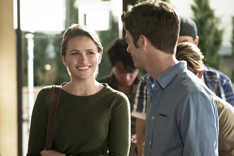 Shantel VanSanten und Grant Gustin in %26bdquo;The Darkness and the Light%26ldquo; &copy; The CW