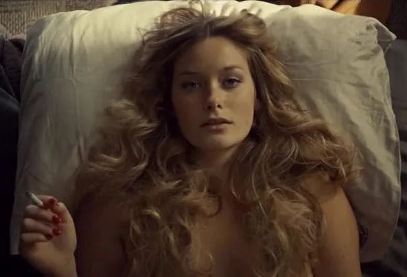 Simone (Rachel Keller) träumt von den wilden Sechzigern. &copy; FX