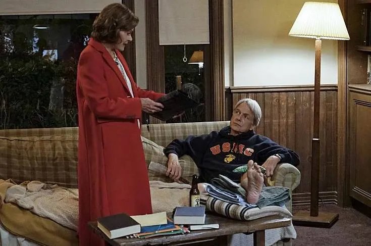 %26bdquo;What%26#039;s your safe word?%26ldquo; - Jessica Walters und Mark Harmon in %26bdquo;16 Years%26ldquo;. &copy; CBS