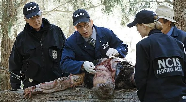 Jimmy Palmer (Brian Dietzen) versucht sich als Rechtsmediziner vor Ort in %26bdquo;16 Years%26ldquo;. &copy; CBS