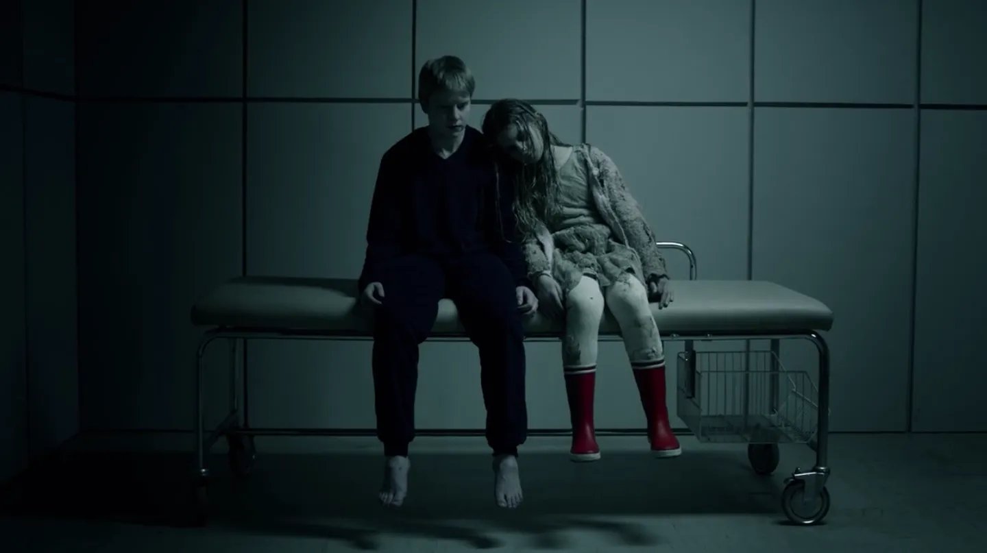 Adrian (Jonah Rausch) imaginiert seine tote Schwester. &copy; TNT Serie