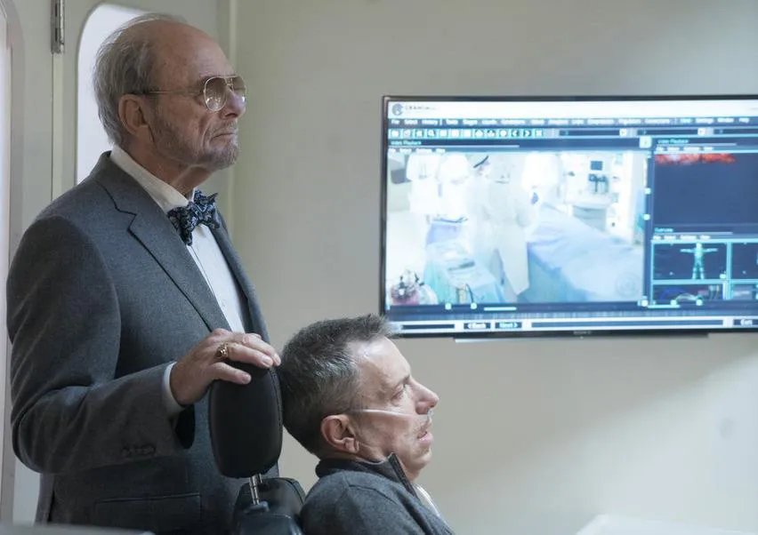 Harris Yulin als Crispin Crandall und Arnie Kucera als Dr. Kucera in %26bdquo;The Blacklist%26ldquo; &copy; Peter Kramer/NBC