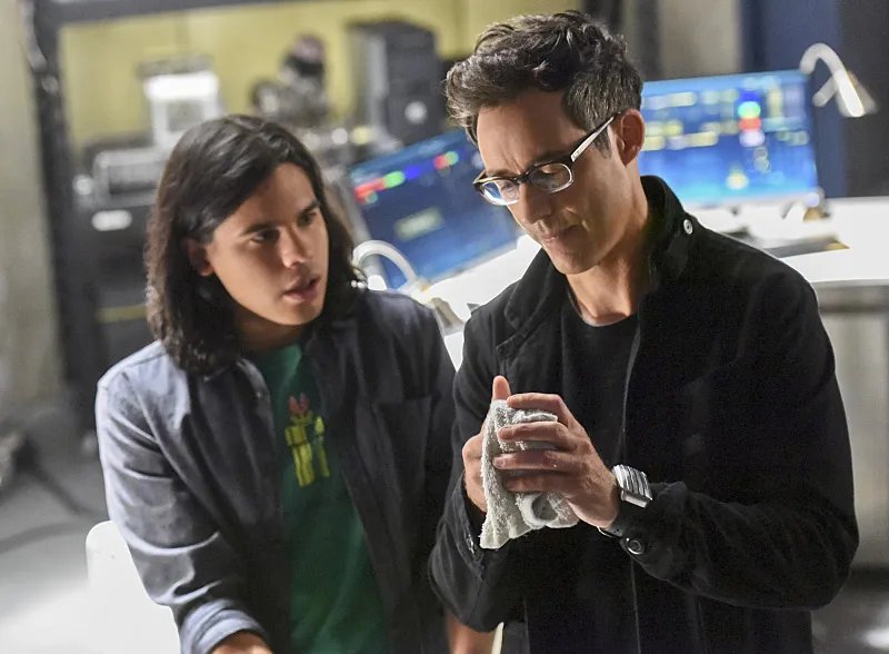 Cisco (Carlos Valdes) und Harrison Wells (Tom Cavanagh) in %26bdquo;Enter Zoom%26ldquo;.