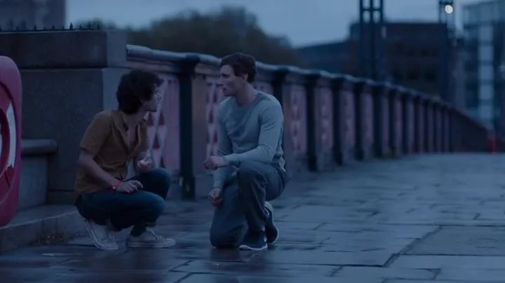 Danny (Ben Whishaw) trifft Alex (Edward Holcroft). © BBC Two