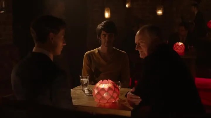 Scottie (Jim Broadbent) lernt Dannys neuen Freund kennen. © BBC Two