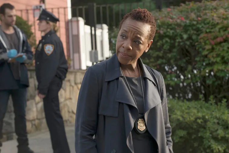 Bethany Mayfair (Marianne Jean-Baptiste) betreibt Aufklärung. © NBC