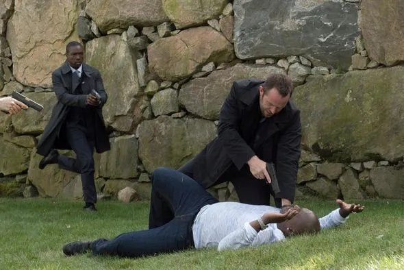 Kurt Weller (Sullivan Stapleton) nimmt einen Verdächtigen fest. © NBC