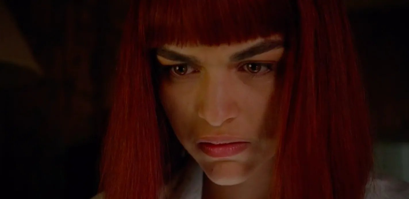 Taylor (Eve Harlow) versucht sich als Fünftes Element. © NBC