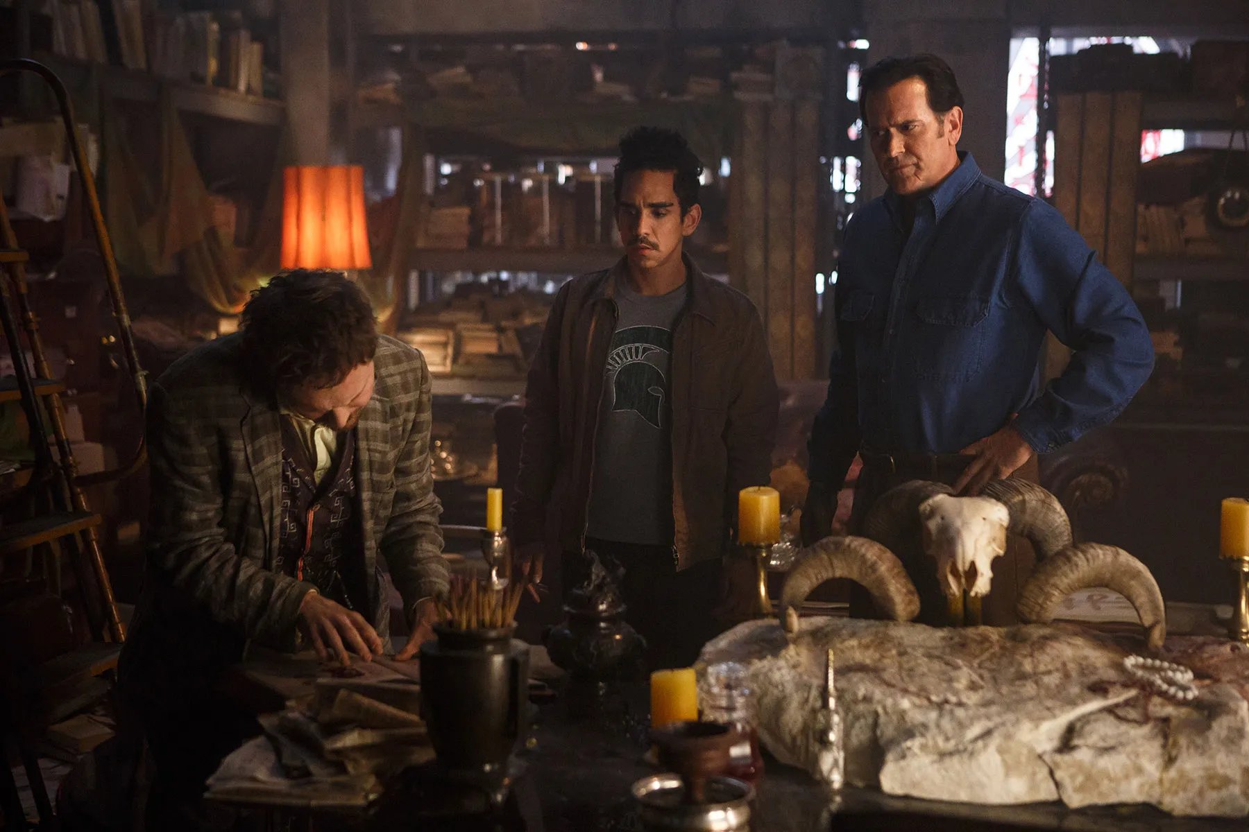 Ash und sein Gefolge führen ein riskantes Ritual durch. &copy; Starz