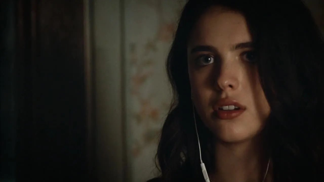 Jill (Margaret Qualley) kann nicht glauben; wen sie sieht. © HBO