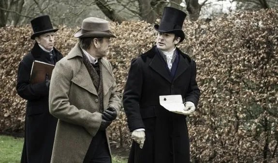 John Marlott (Sean Bean) und Sir Peel (Tom Ward) © ITV