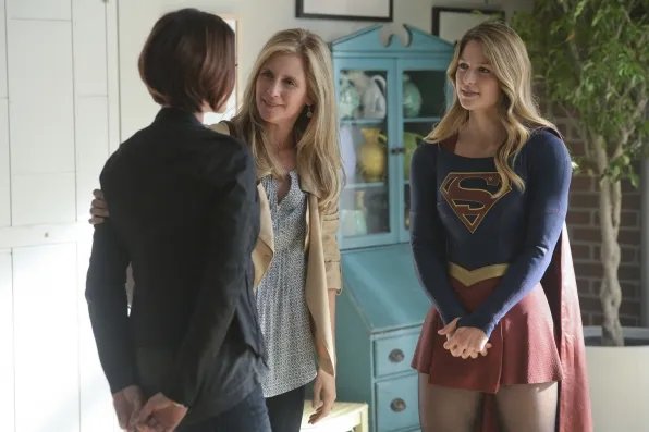 Elterlicher Besuch für Alex (Chyler Leigh) und Kara (Melissa Benoist) in %26bdquo;Livewire%26ldquo; &copy; CBS