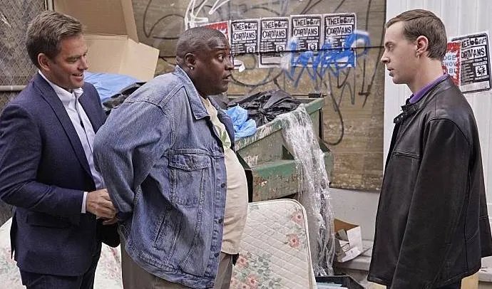 Auf den Straßen von Baltimore: Tony (Michael Weatherly) und McGee (Sean Murray) im Einsatz. © CBS