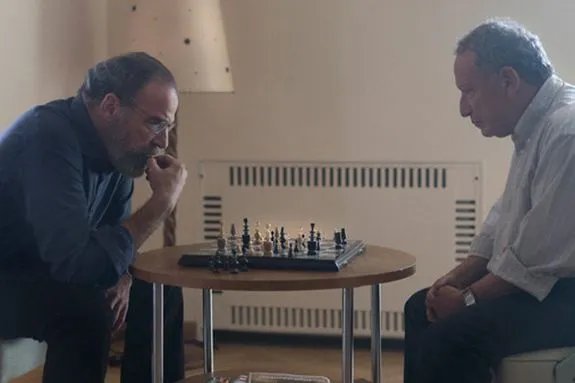 Saul (Mandy Patinkin; l.) ist zur Tatenlosigkeit verdammt. &copy; Showtime