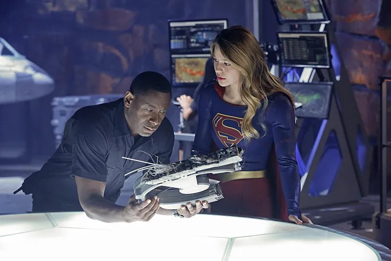Hank Henshaw (David Harewood) und Supergirl (Melissa Benoist) in %26bdquo;How Does She Do It?%26ldquo; &copy; CBS