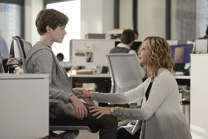 Levi Miller und Calista Flockhart in %26bdquo;How Does She Do It?%26ldquo; &copy; CBS