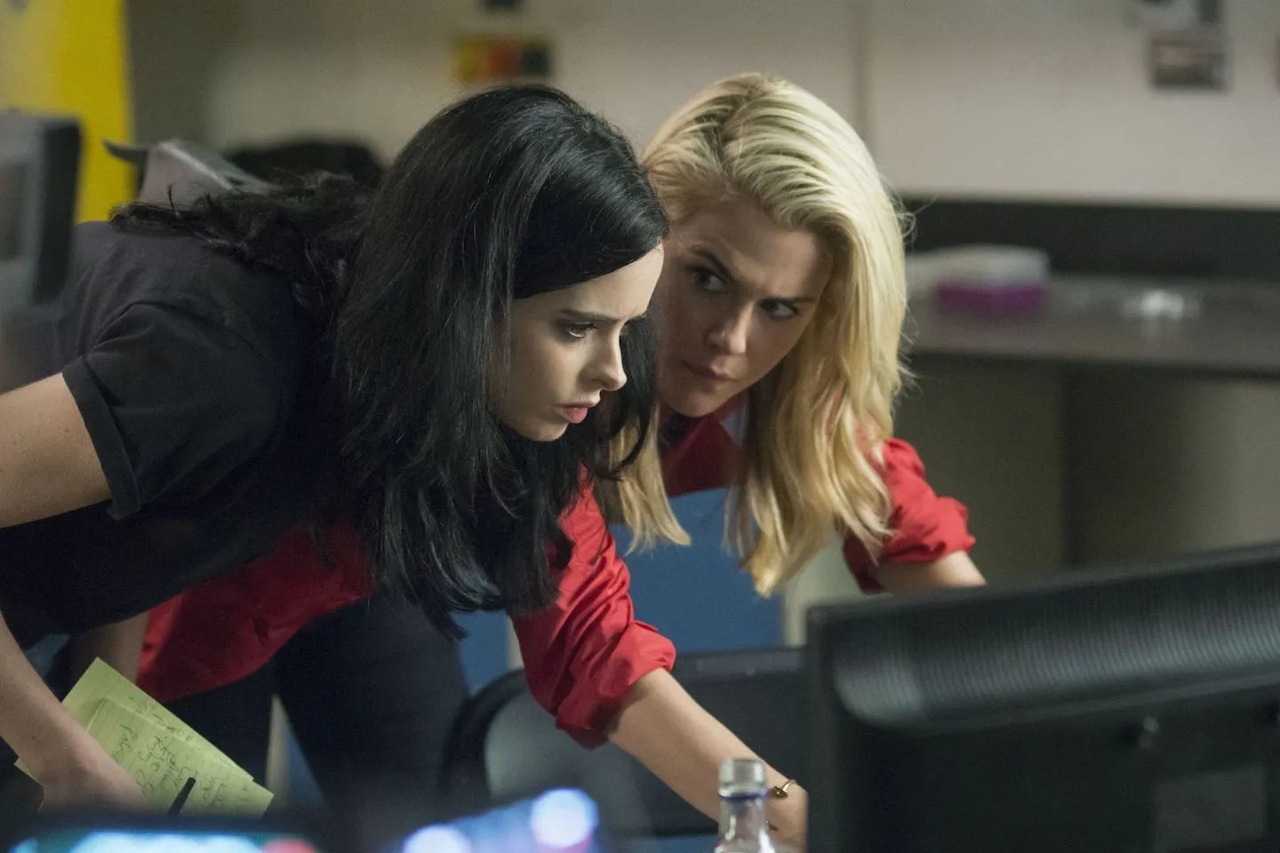 Zusammen sind sie unschlagbar: Jessica (Krysten Ritter; l.) und Trish (Rachael Taylor) &copy; Netflix