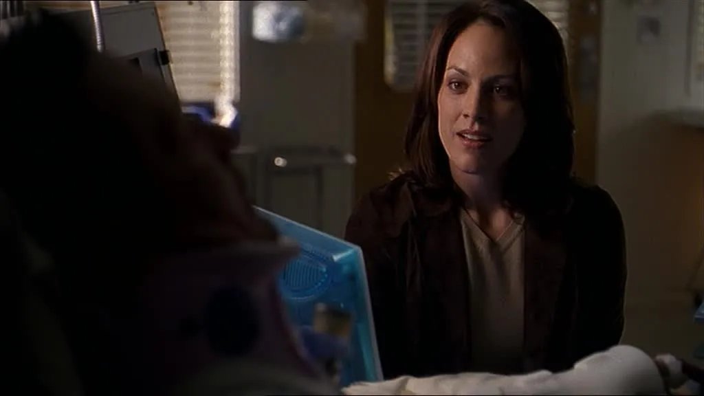 Reyes (Annabeth Gish) am Krankenbett &copy; FOX