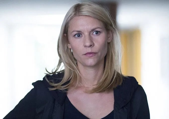 Carrie (Claire Danes) sitzt in dieser Episode auf der Auswechselbank. &copy; Showtime