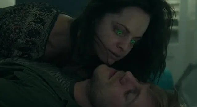 Mena Suvari und Zachary Booth als geschwisterliches Exorzistenteam &copy; WE tv